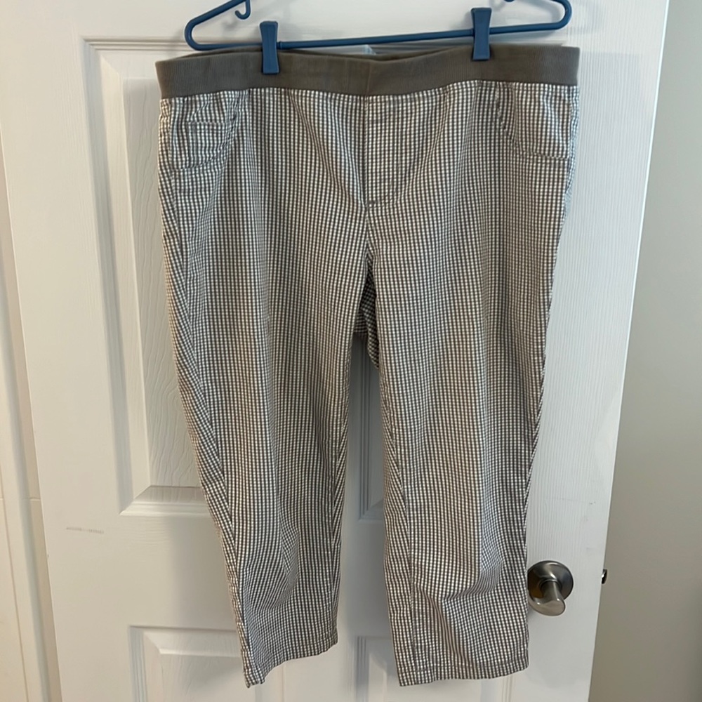 Joe Fresh Casual Capri Pants.